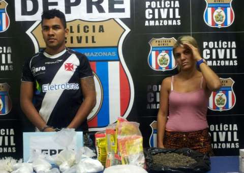 Soldado do tráfico bate continência para jornalistas