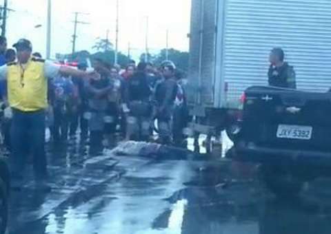 Motoqueiros são esmagados por caminhão em Manaus