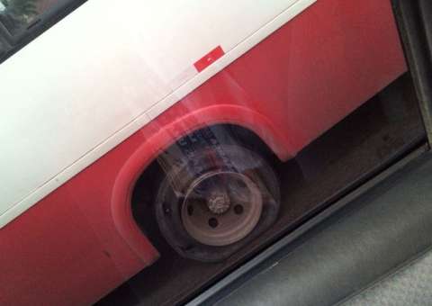Ônibus pega passageiros com pneu furado