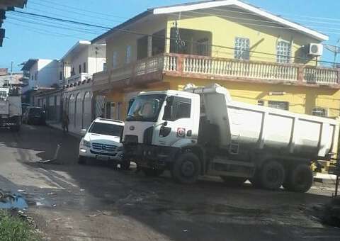 Mercedes Benz colide com caminhão na Compensa