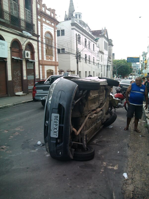 Motorista desatenta avança em cruzamento e capota carro no Centro de Manaus
