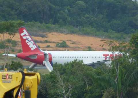 Avião da TAM pousa com ameaça de bomba no Eduardo Gomes