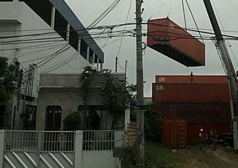 Containers sobre casas assustam moradores em Manaus