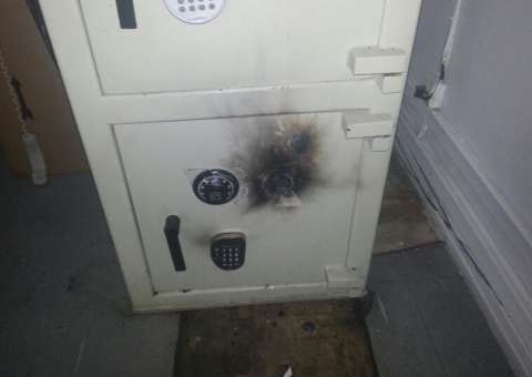 Vigia amarrado enquanto bando arromba caixa eletrônico em secretaria do governo  