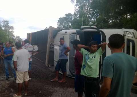 Carreta carregada de seixo tomba na BR-174