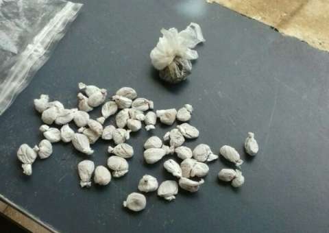 Mulher é flagrada traficando drogas no Morada do Sol