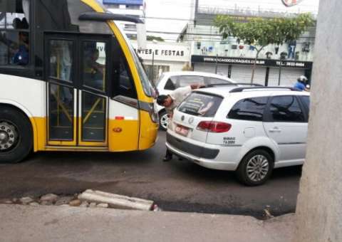 Táxi corta dianteira de ônibus e se dá mal
