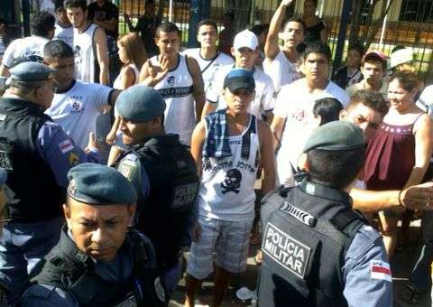 Membros da Torcida Jovem do Vasco causam barraco no T2