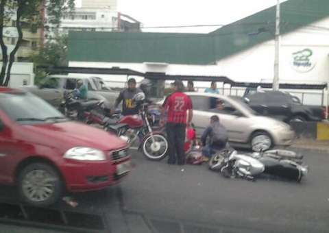 Acidente entre duas motos para trânsito em frente ao Sesi