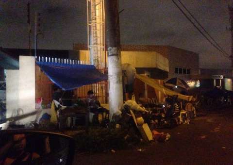 Candidatos fazem fila desde a madrugada para conseguir vaga em cursos no CETAM