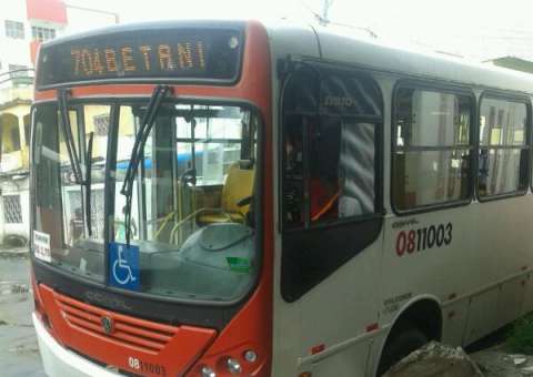 Ônibus da linha 704 cai em bueiro