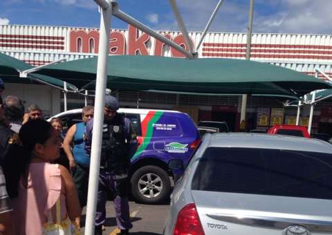 Ladrões arrombam carro e levam R$ 6mil no estacionamento do Makro 