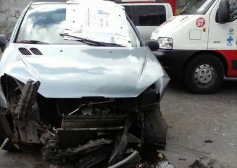 Homem destrói carro após colisão no Coroado