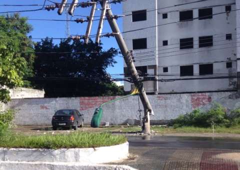 Postes podem desabar sobre o trânsito em Manaus