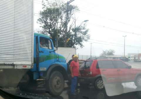 Caminhão se choca com carro Fiat Uno na Torquato
