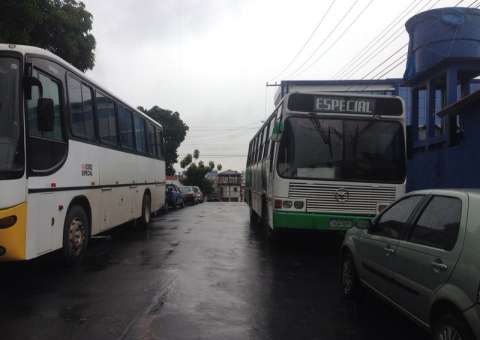 Empresa não tem garagem e estaciona ônibus na rua