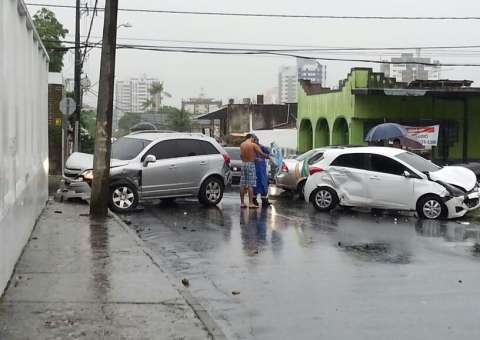 Acidente entre vários carros no Vieiralves