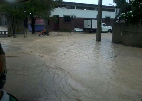 Quando o céu desaba sobre a cidade: Chuva provoca alagações e acidentes em Manaus