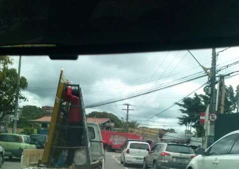 Homem se camufla perigosamente em Manaus