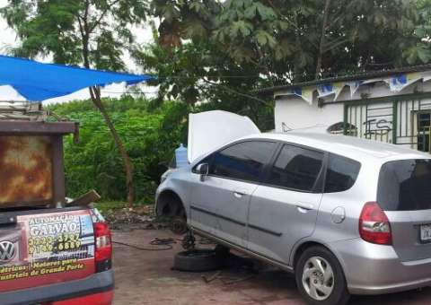 Lava jato funciona onde deveria ser uma casa da SUHAB