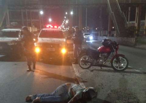 Homem cai de moto e morre na Torquato Tapajós