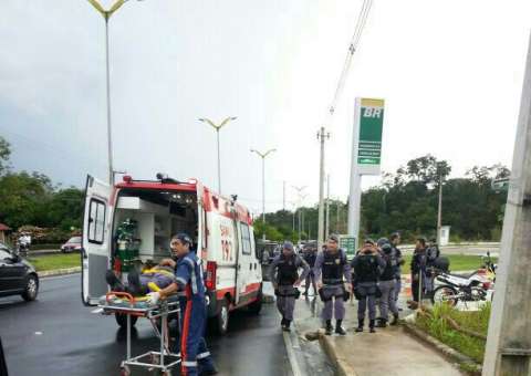 Viatura capota na  Avenida do Turismo deixando militares feridos
