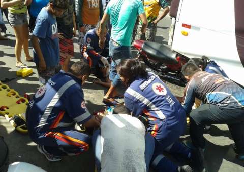 Motociclista que atingiu ônibus no domingo, ficou com o osso da perna exposto