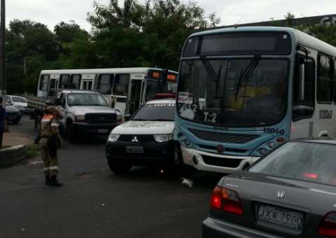 Colisão entre ônibus e viatura da Ronda no Bairro fecha a Codajás