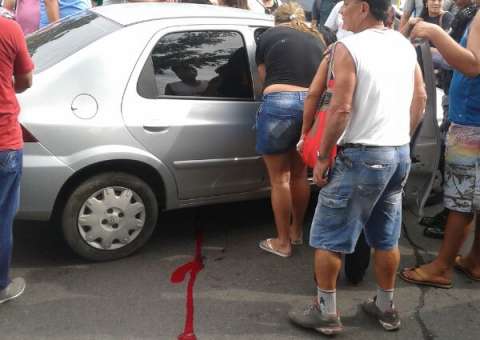 Assaltantes em moto tentam matar casal de idosos em assalto