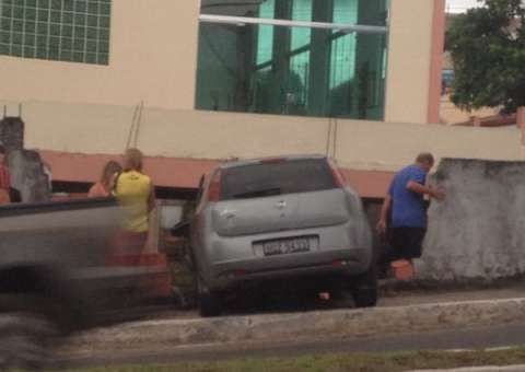 Carro perde o controle e derruba muro da Assembleia de Deus