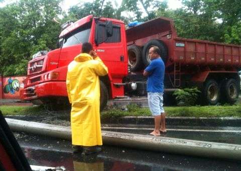 Caçamba em alta velocidade derrapa e derruba poste perto da Assembleia