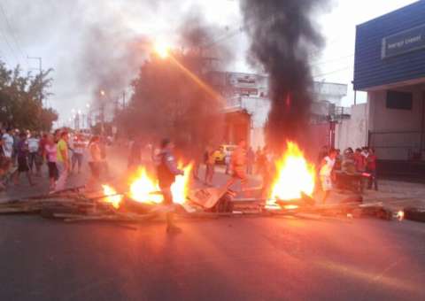 Manifestação de moradores bloqueia avenida na Zona Leste de Manaus