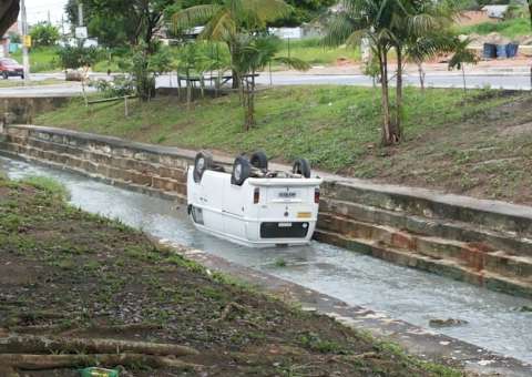Carro dos Correios cai em igarapé de Manaus