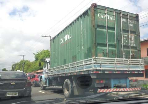 Improviso põe em risco trânsito em Manaus
