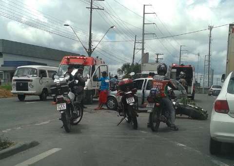 Motocicleta atinge carro que fazia retorno
