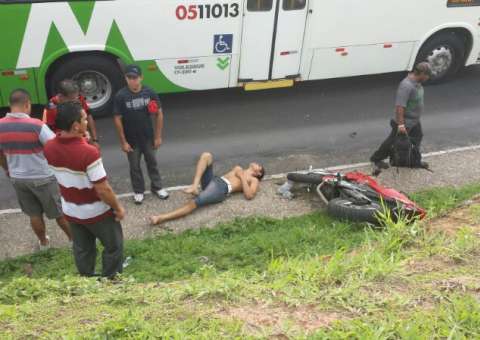 Jovem motoqueiro estirado no chão após acidente no Japiim