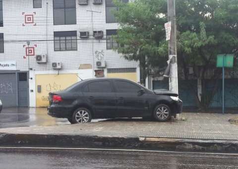 Veículo colide com poste perto do T1