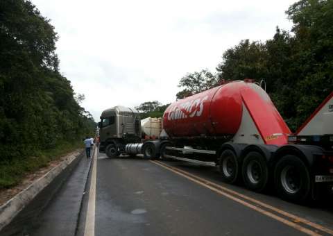 Motoristas de carreta  fazem protesto e fecham BR 174
