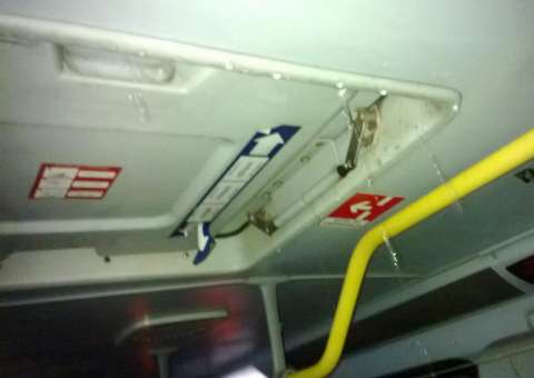 Veja o que a população fez depois de começar a chover dentro do ônibus