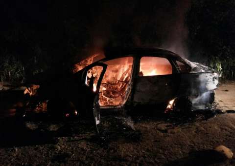 Bandidos queimam carro utilizado no assassinato de delegado em Manaus