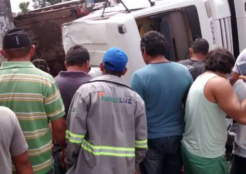 Caminhão carregado de cimento perde o freio e capota. Criança está ferida