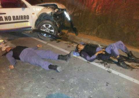 Viatura do Ronda no Bairro bate em barranco e deixa policiais feridos