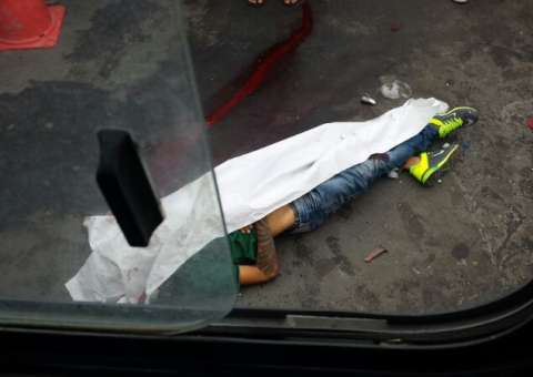 Motociclista não olha para os lados e morre ao atingir ônibus