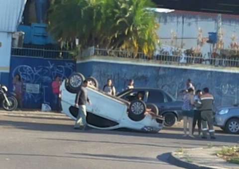 Veículo capota próximo ao T4