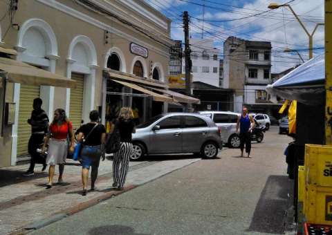 Camelôs saem das calçadas, mas ainda está difícil para o pedestre