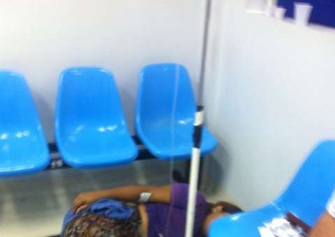 Mulher com infecção é obrigada a deitar no chão em hospital de Manaus