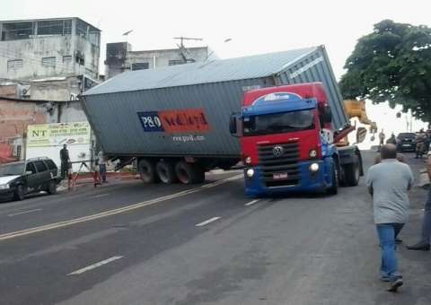 Carreta tomba e fecha Avenida Tefé