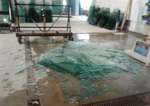 Peças de vidro caem sobre a cabeça de operário em Manaus