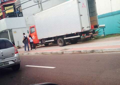 Calçada na Djalma Batista ganha outro uso