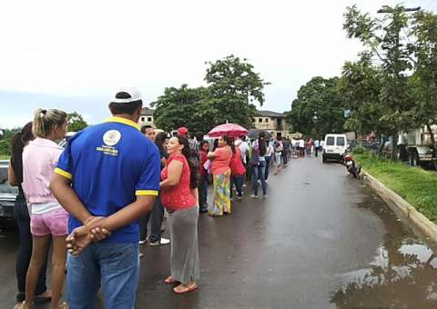 Eleitores entram na fila para cadastramento biométrico